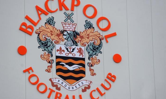 Blackpool主席Karl oyston承认五次FA违规规则与支持者的肮脏咆哮