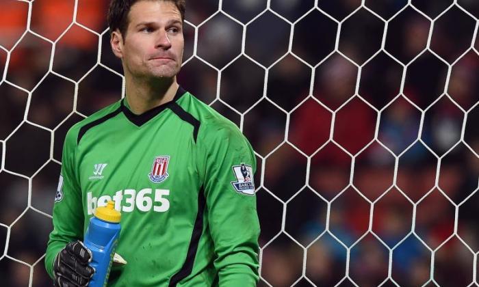 切尔西将“结束”为Asmir Begovic的交易，声称Stoke Manager Mark Hughes